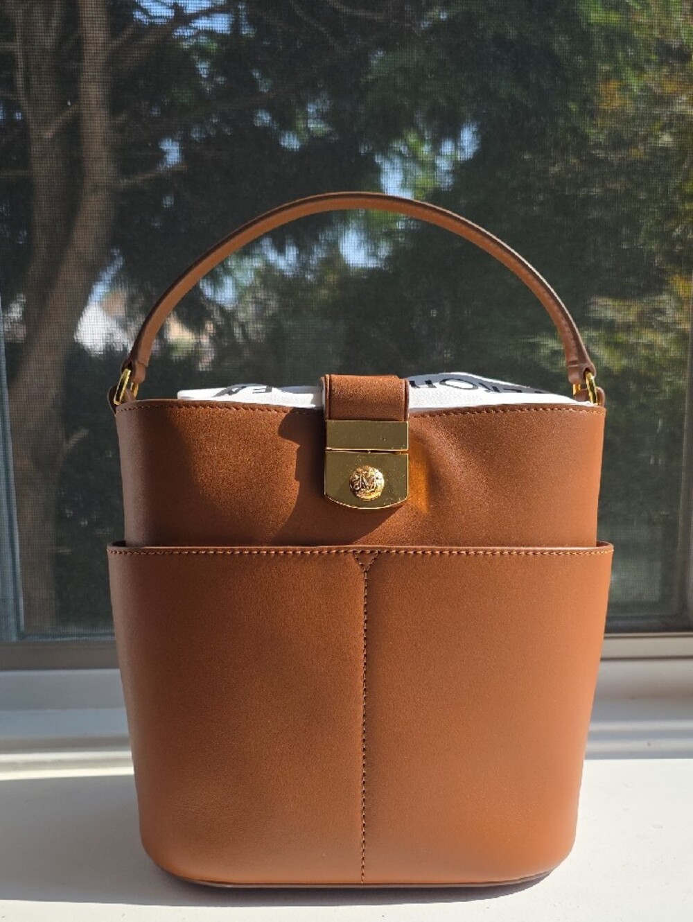 NWT Veronica Beard Small Crest Lock Bucket Bag Hazelwood Tan Leather Crossbody - Picture 3 of 10